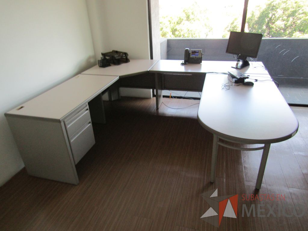 Lote 199 - Escritorio en herradura con archivero de pedestal de 2 cajones - Imagen 4