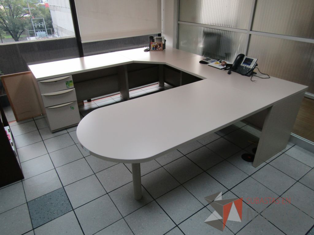 Lote 309 - Escritorio en herradura con archivero de 3 cajones