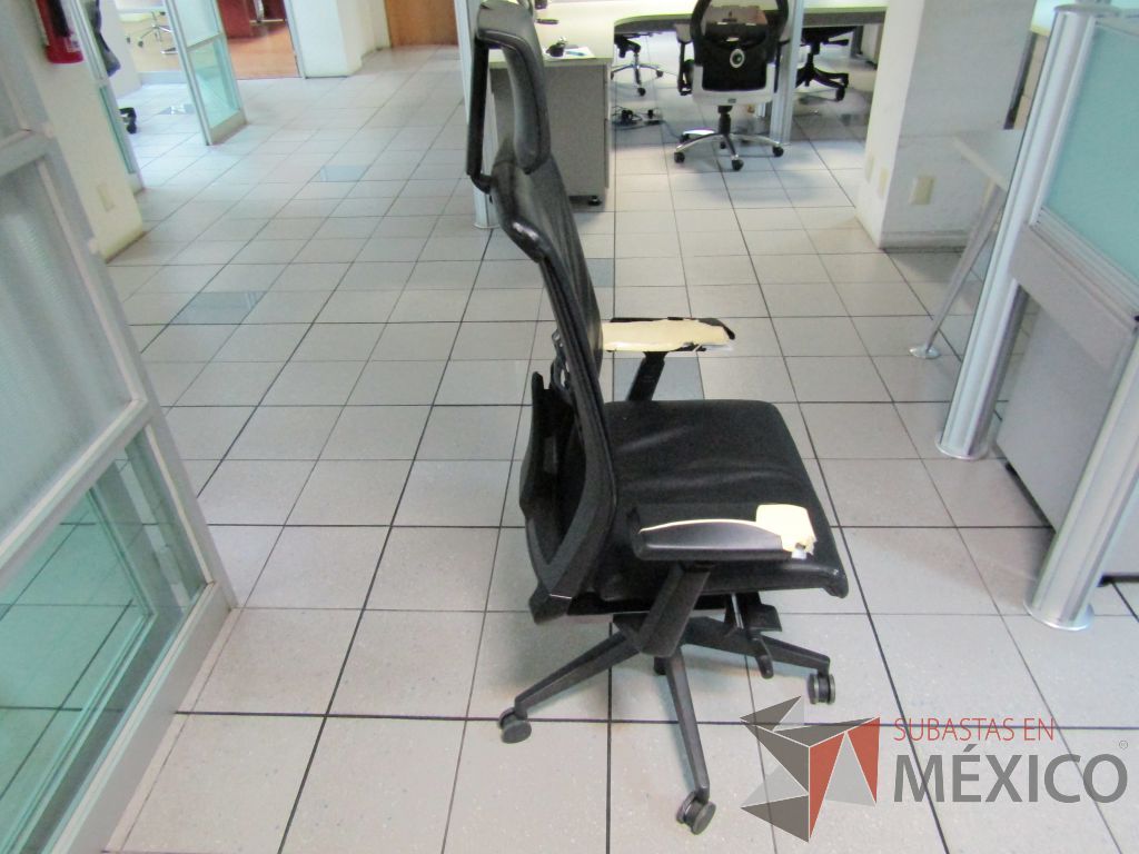 Lote 318 - Silla operativa con ruedas, descansabrazos, cabecera, asiento y respaldo en piel color negro - Imagen 6