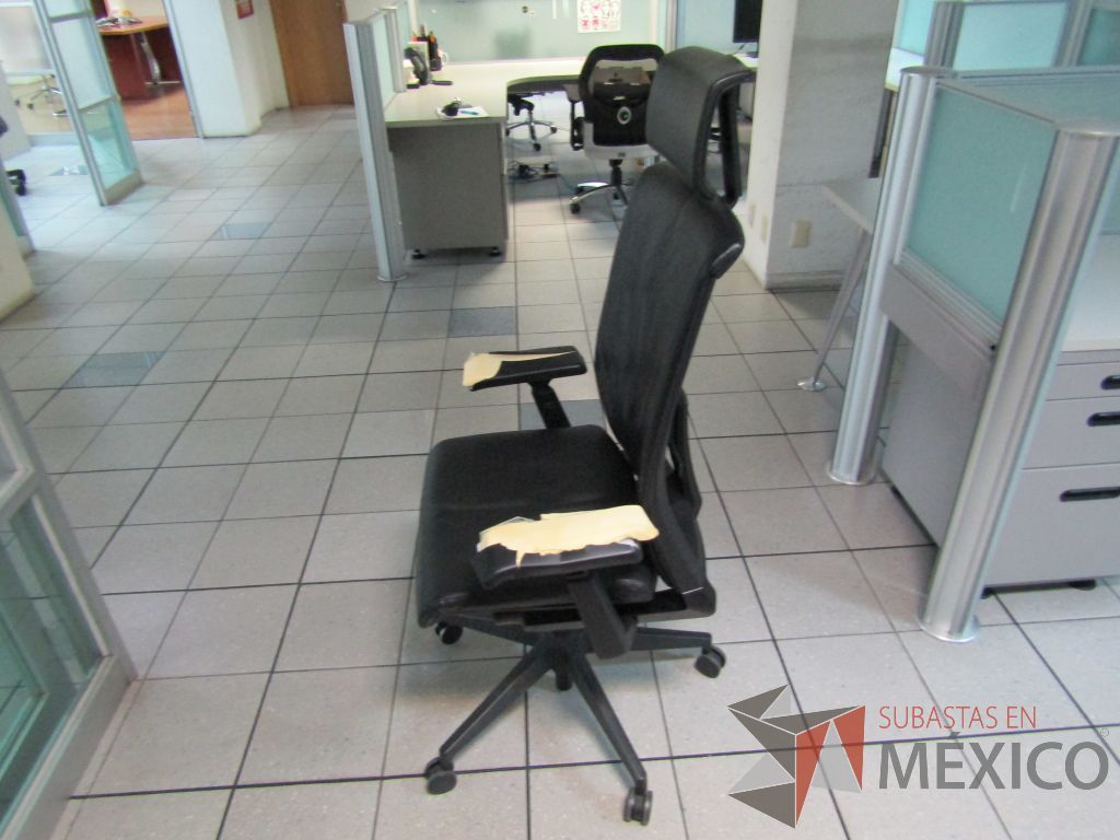 Lote 318 - Silla operativa con ruedas, descansabrazos, cabecera, asiento y respaldo en piel color negro - Imagen 4