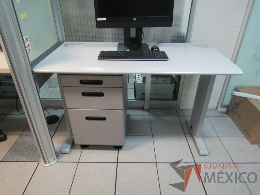 Lote 319 - Escritorio con cubierta con orificios para cable y archivero de 2 cajones color café