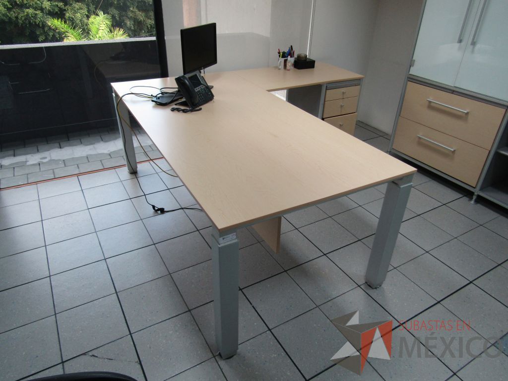 Lote 325 - Escritorio en escuadra con archivero de 3 cajones - Imagen 2