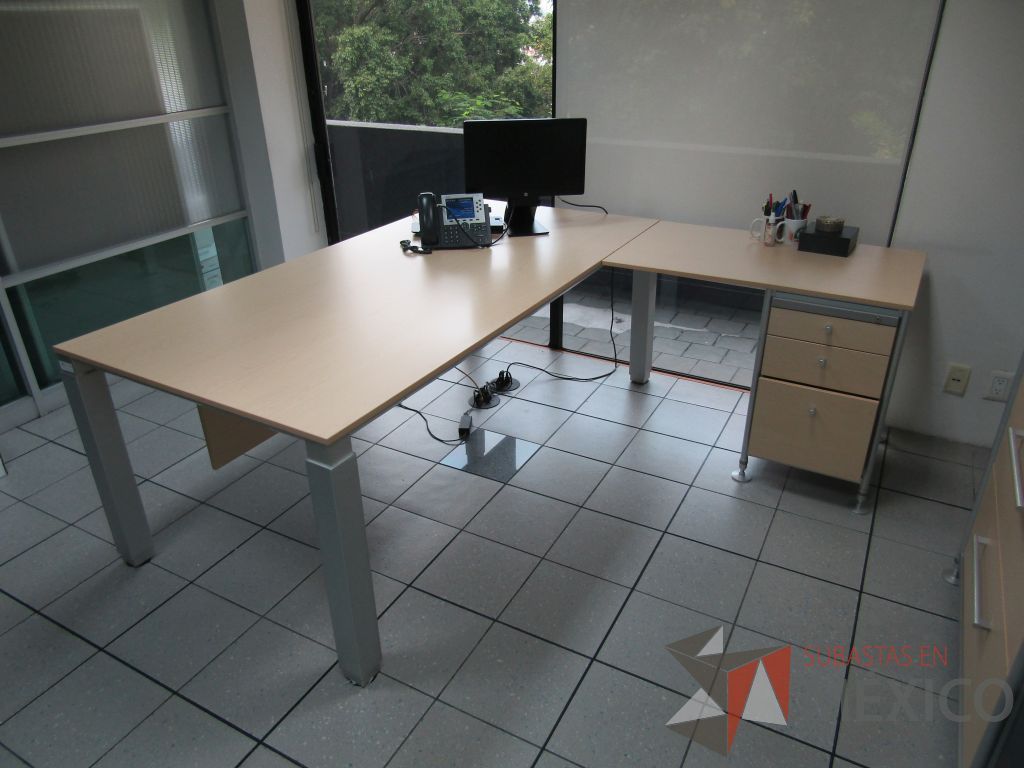 Lote 325 - Escritorio en escuadra con archivero de 3 cajones - Imagen 7