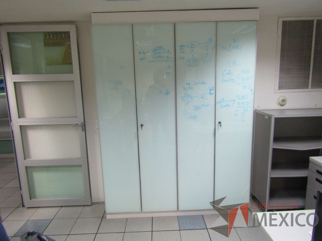 Lote 106 - Gabinete de 2 puertas y 4 entrepaños - Imagen 2