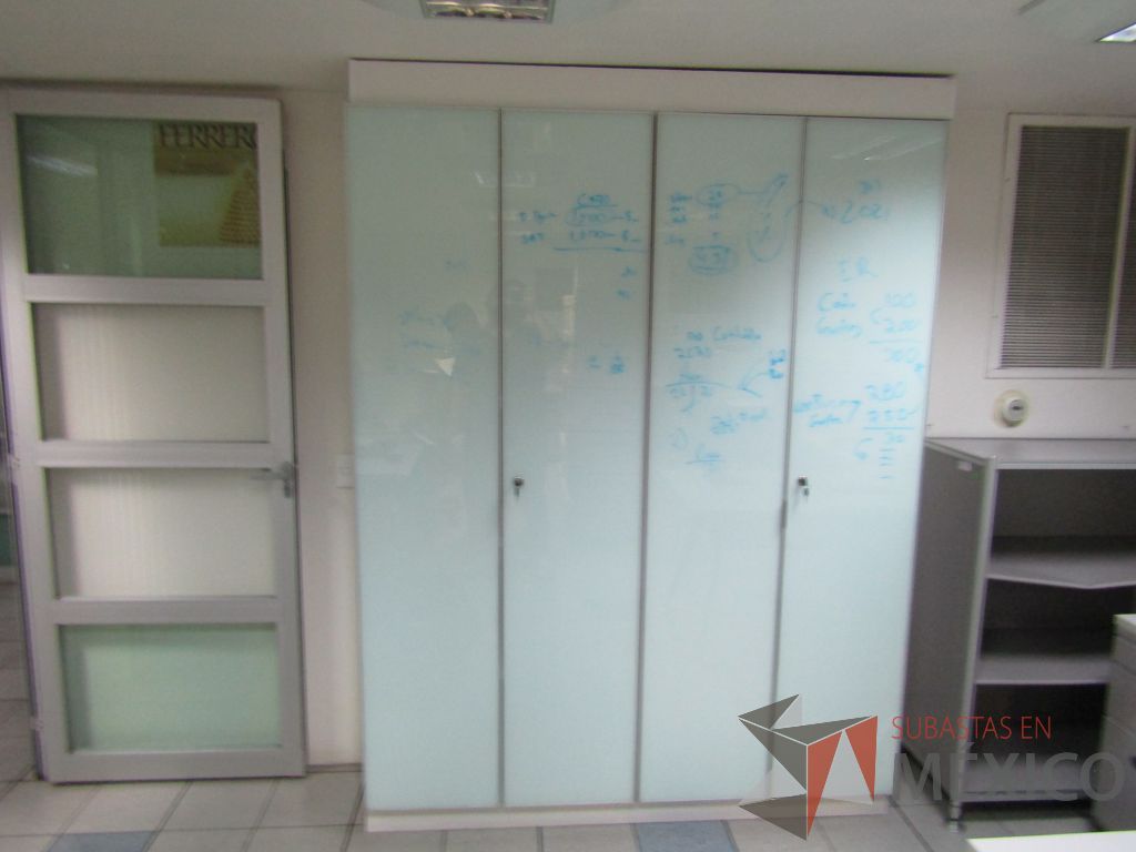 Lote 106 - Gabinete de 2 puertas y 4 entrepaños - Imagen 3
