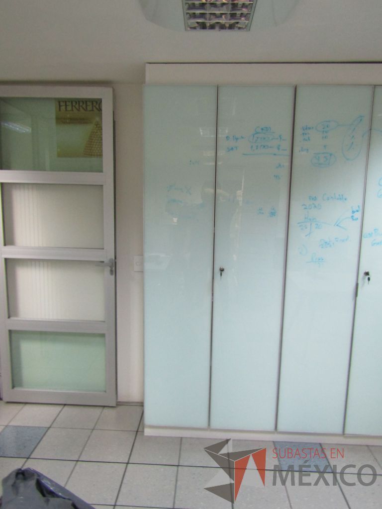 Lote 106 - Gabinete de 2 puertas y 4 entrepaños - Imagen 4