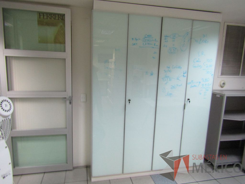 Lote 106 - Gabinete de 2 puertas y 4 entrepaños - Imagen 5