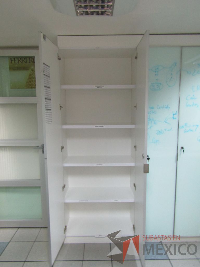 Lote 106 - Gabinete de 2 puertas y 4 entrepaños - Imagen 7