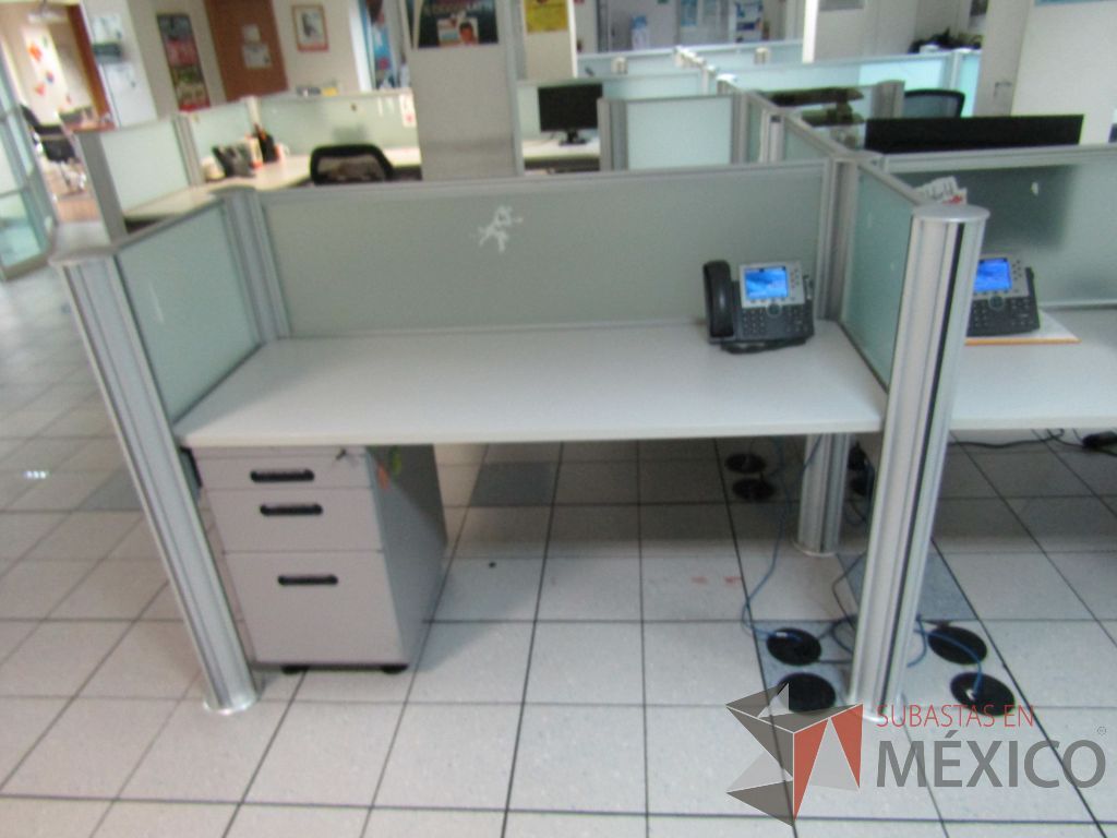 Lote 343 - Estación de trabajo para 15 personas con mampara y 15 archiveros - Imagen 27