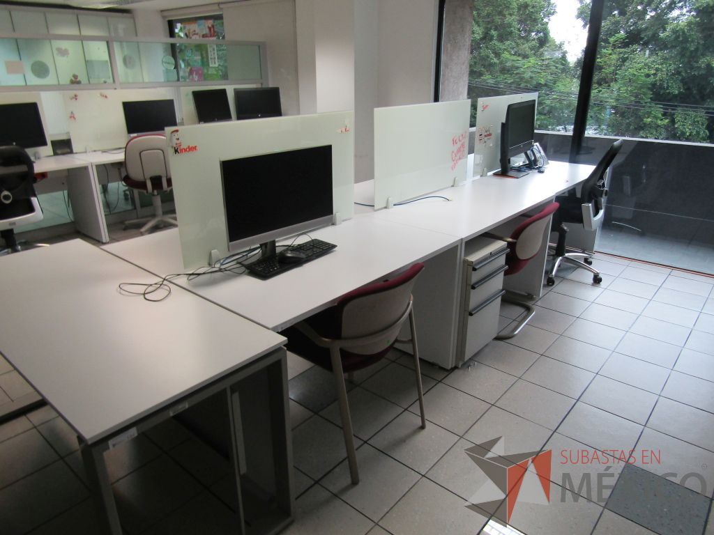 Lote 092 - Estación de trabajo para 6 personas con divisiones de cristal y orificios para cable - Imagen 2