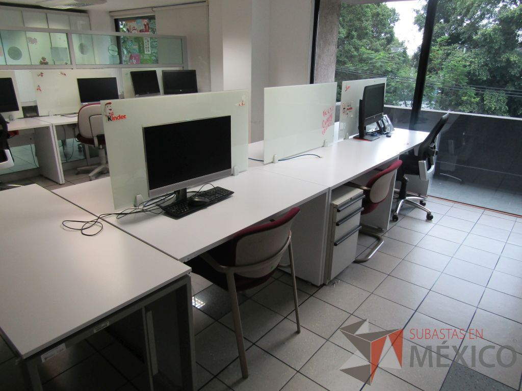 Lote 092 - Estación de trabajo para 6 personas con divisiones de cristal y orificios para cable - Imagen 4