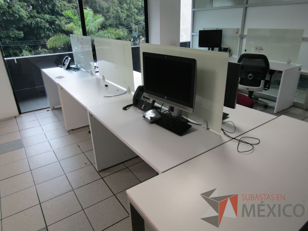 Lote 092 - Estación de trabajo para 6 personas con divisiones de cristal y orificios para cable - Imagen 5