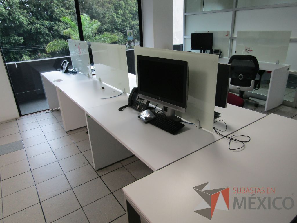 Lote 092 - Estación de trabajo para 6 personas con divisiones de cristal y orificios para cable - Imagen 6