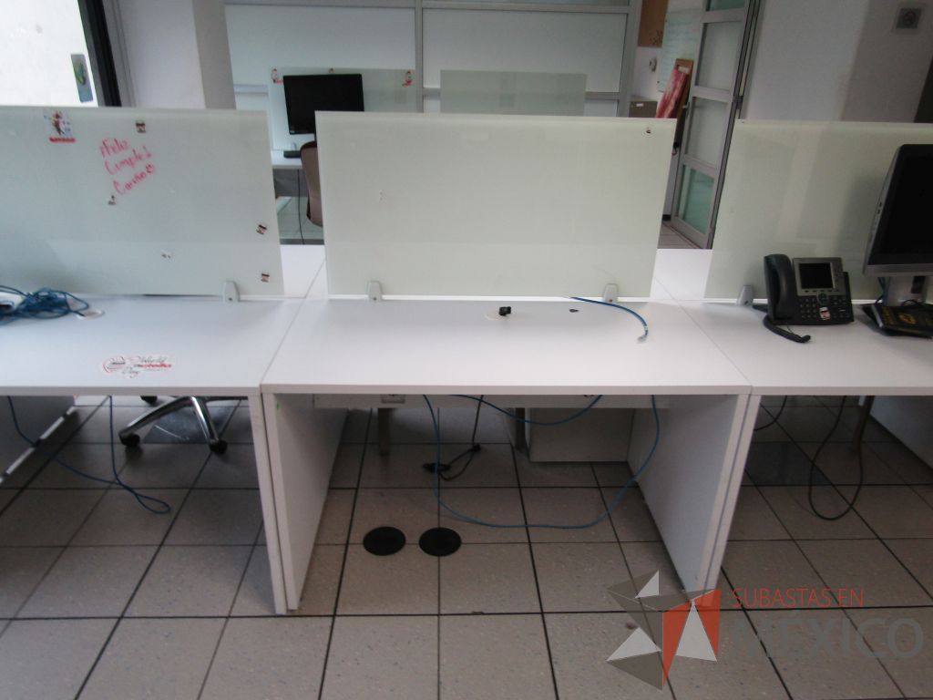 Lote 092 - Estación de trabajo para 6 personas con divisiones de cristal y orificios para cable