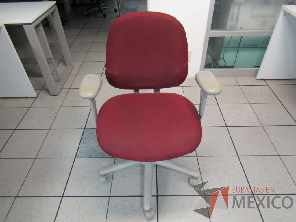 Lote 378 - Silla ejecutiva con ruedas, descansabrazos, asiento y respaldo en tela color morado