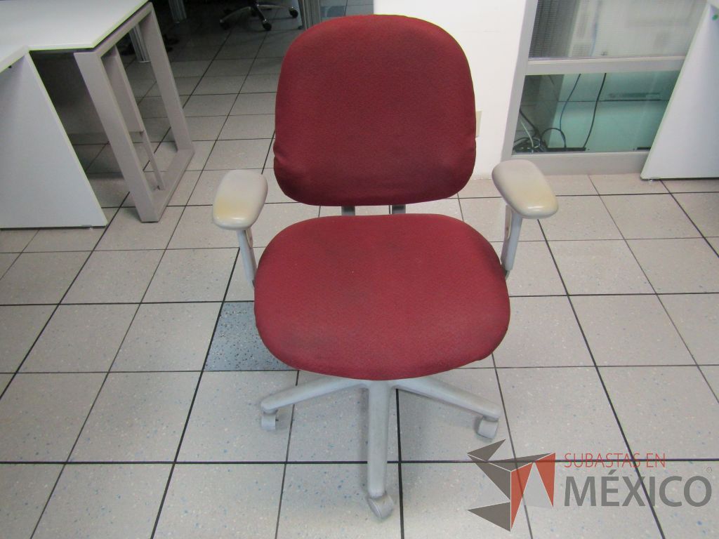 Lote 378 - Silla ejecutiva con ruedas, descansabrazos, asiento y respaldo en tela color morado - Imagen 6