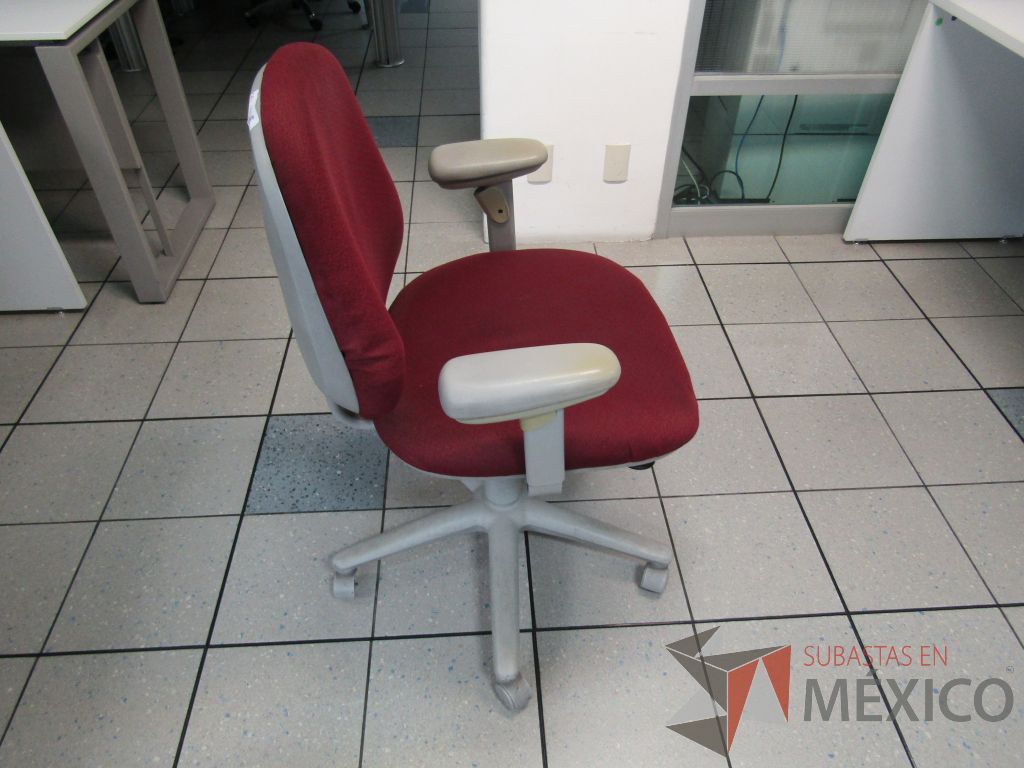 Lote 378 - Silla ejecutiva con ruedas, descansabrazos, asiento y respaldo en tela color morado - Imagen 5