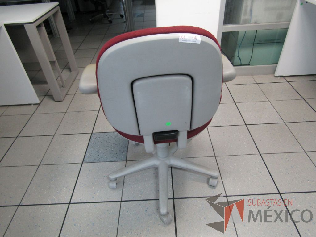 Lote 378 - Silla ejecutiva con ruedas, descansabrazos, asiento y respaldo en tela color morado - Imagen 4