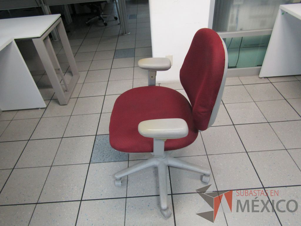 Lote 378 - Silla ejecutiva con ruedas, descansabrazos, asiento y respaldo en tela color morado - Imagen 3