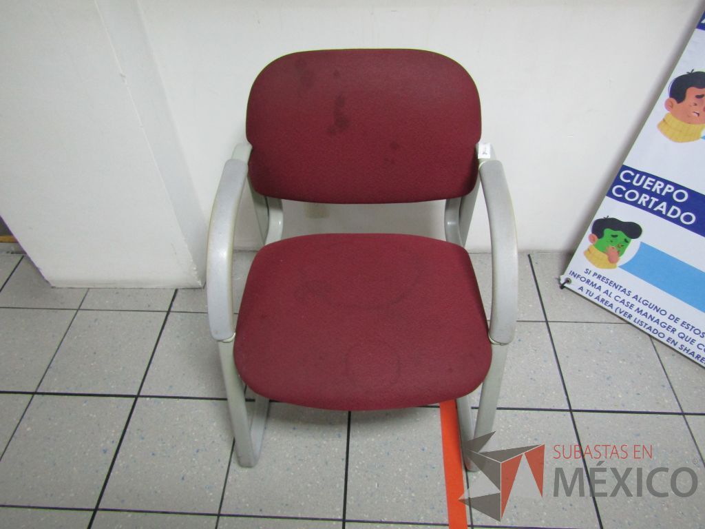 Lote 381 - 2 Sillas fijas, descansabrazos, asiento y respaldo en tela color morado - Imagen 2