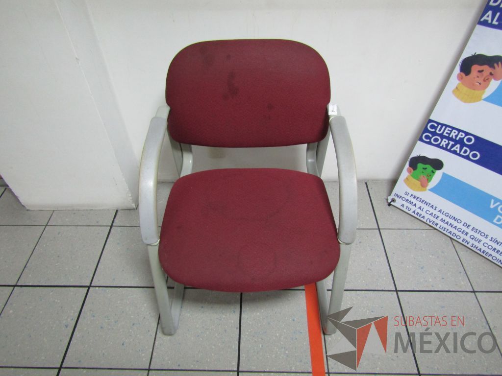 Lote 381 - 2 Sillas fijas, descansabrazos, asiento y respaldo en tela color morado