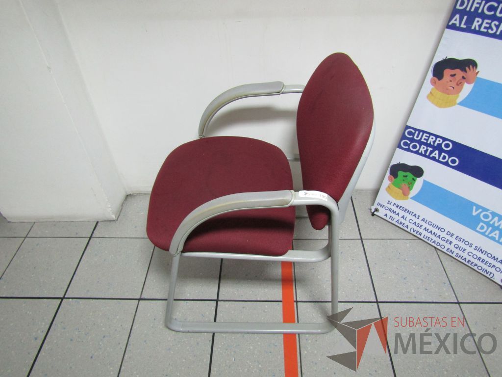 Lote 381 - 2 Sillas fijas, descansabrazos, asiento y respaldo en tela color morado - Imagen 3