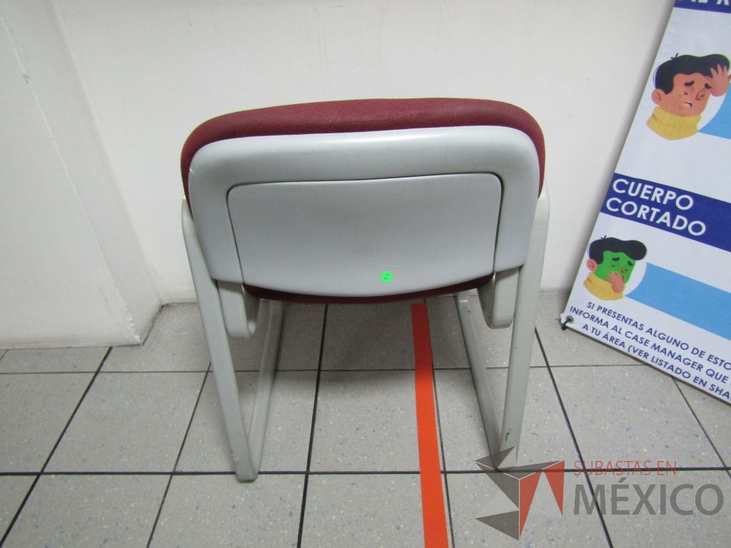 Lote 381 - 2 Sillas fijas, descansabrazos, asiento y respaldo en tela color morado - Imagen 4