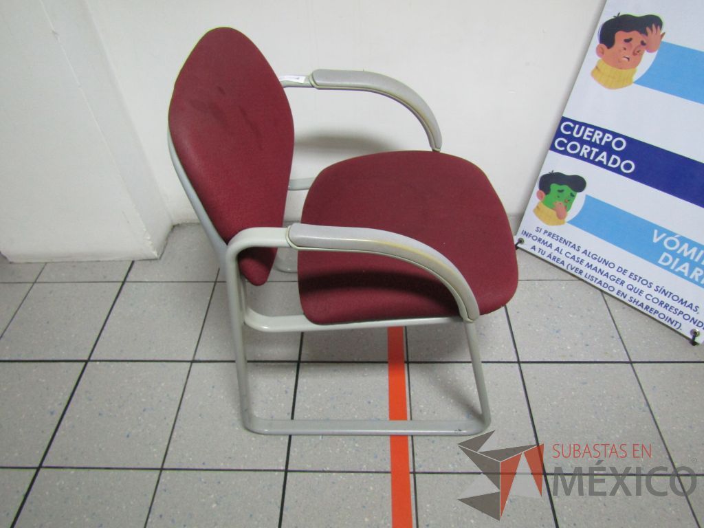 Lote 381 - 2 Sillas fijas, descansabrazos, asiento y respaldo en tela color morado - Imagen 5