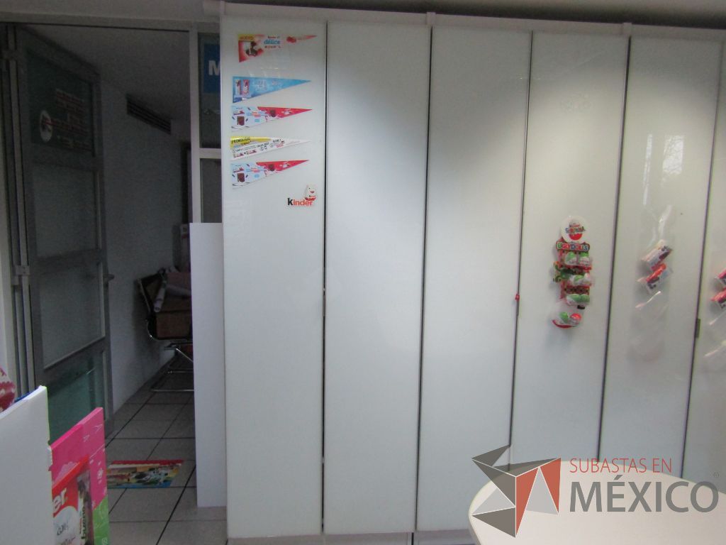 Lote 386 - Gabinete con 2 puertas, 3 cajones y 2 entrepaños - Imagen 4
