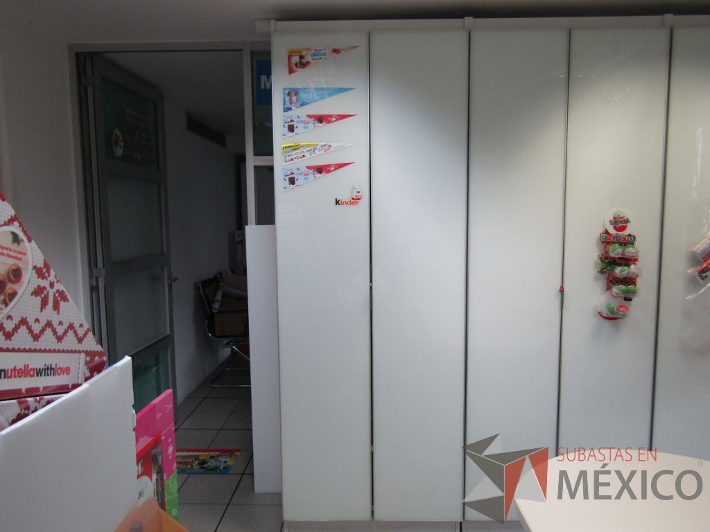 Lote 386 - Gabinete con 2 puertas, 3 cajones y 2 entrepaños - Imagen 5
