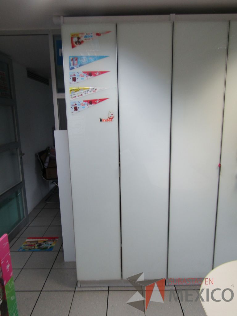 Lote 386 - Gabinete con 2 puertas, 3 cajones y 2 entrepaños - Imagen 6