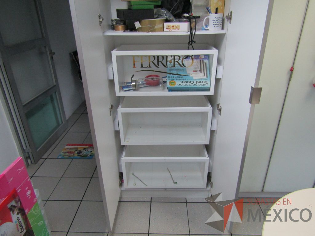 Lote 386 - Gabinete con 2 puertas, 3 cajones y 2 entrepaños - Imagen 2