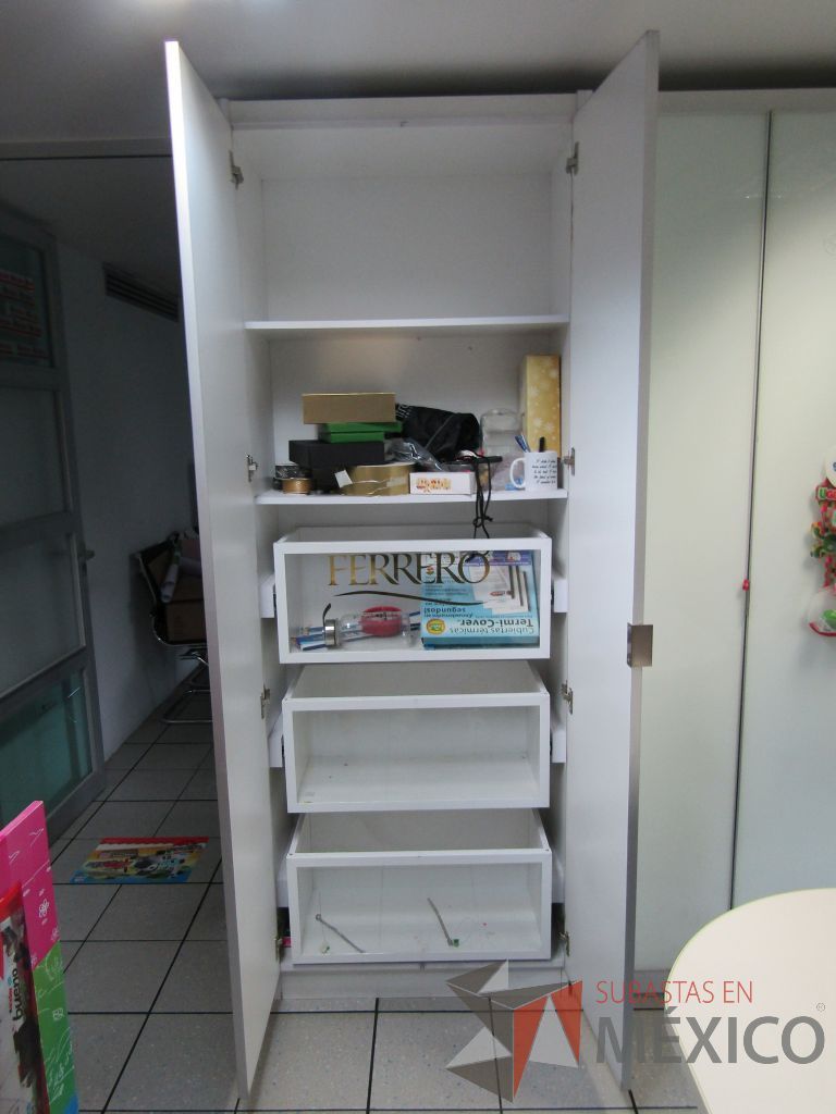 Lote 386 - Gabinete con 2 puertas, 3 cajones y 2 entrepaños