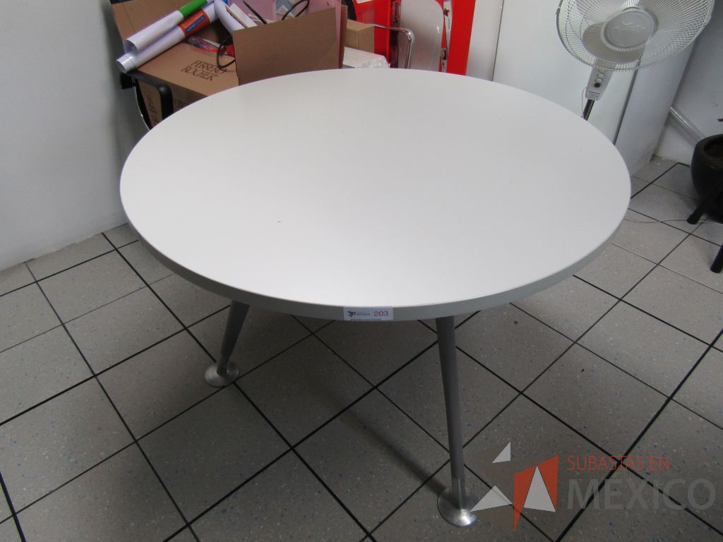 Lote 387 - Mesa circular base metálica