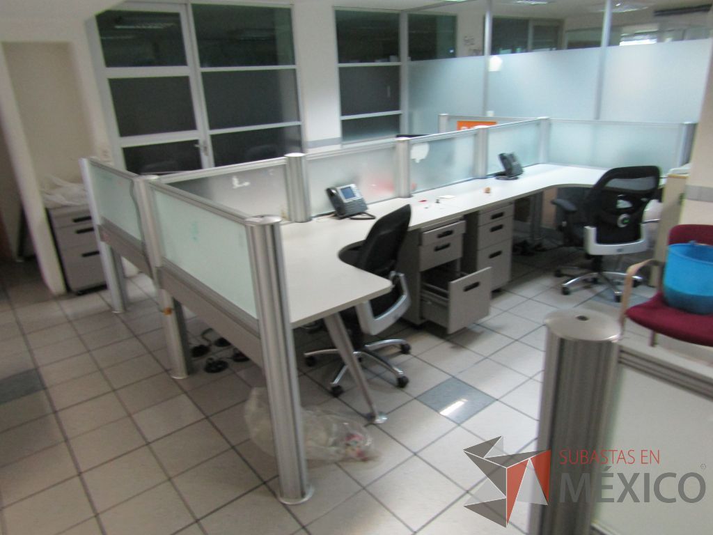 Lote 089 - Estación de trabajo para 4 personas con mampara de vidrio y 4 archiveros de 3 cajones - Imagen 2