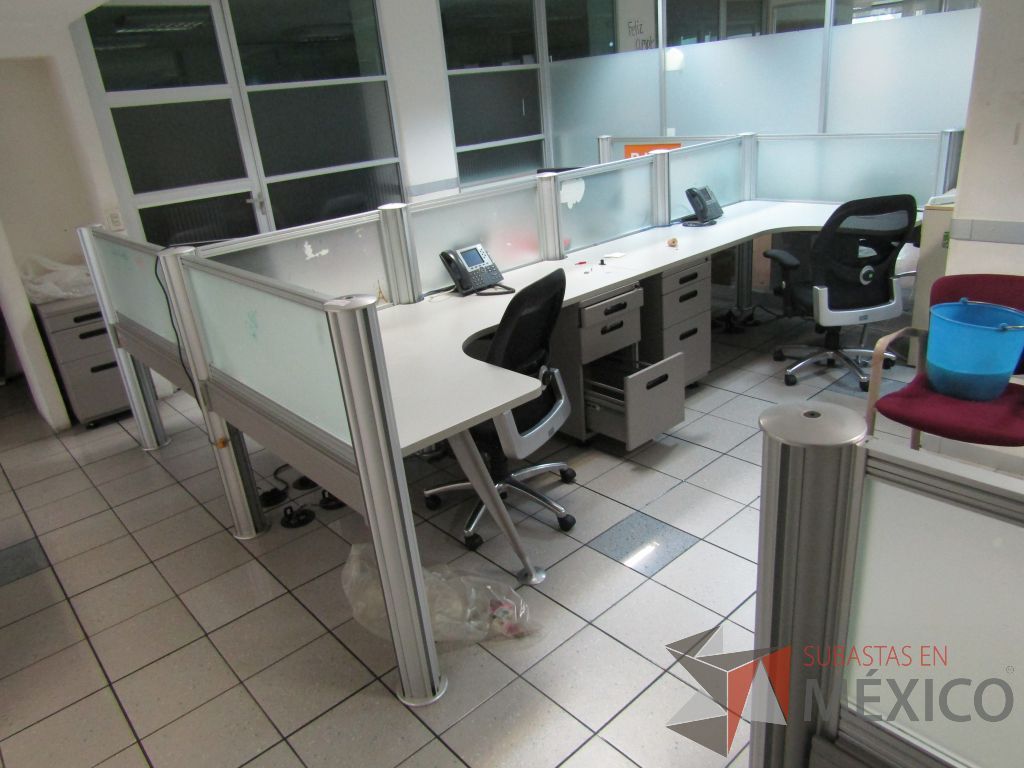 Lote 089 - Estación de trabajo para 4 personas con mampara de vidrio y 4 archiveros de 3 cajones - Imagen 5
