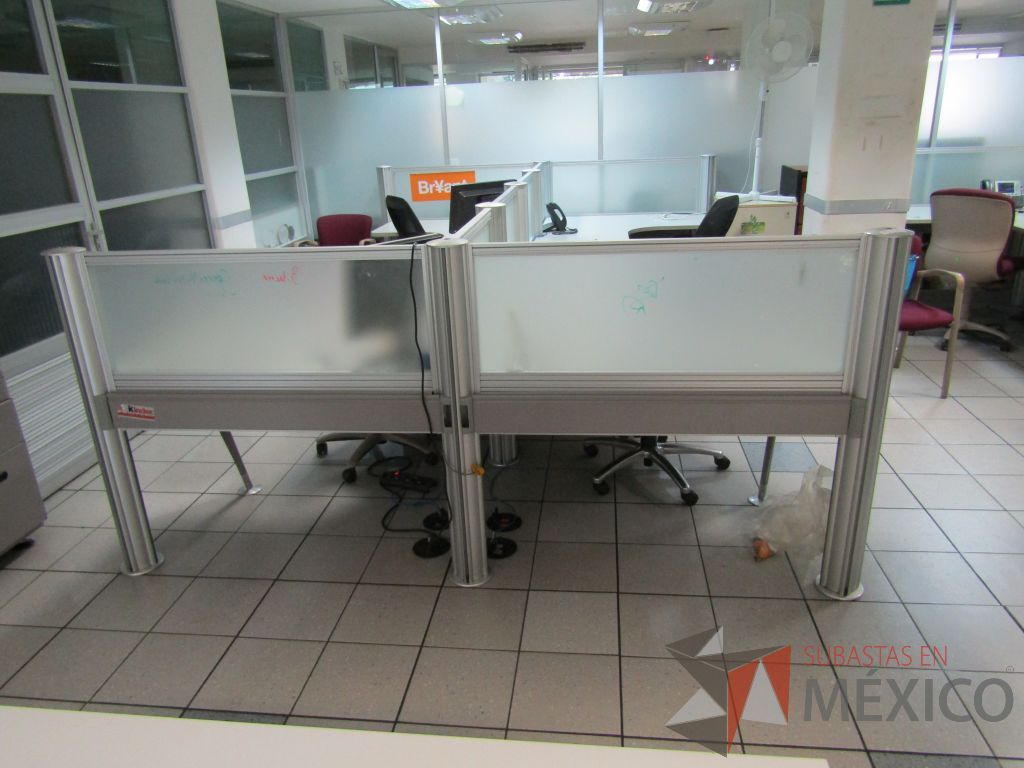 Lote 089 - Estación de trabajo para 4 personas con mampara de vidrio y 4 archiveros de 3 cajones - Imagen 8