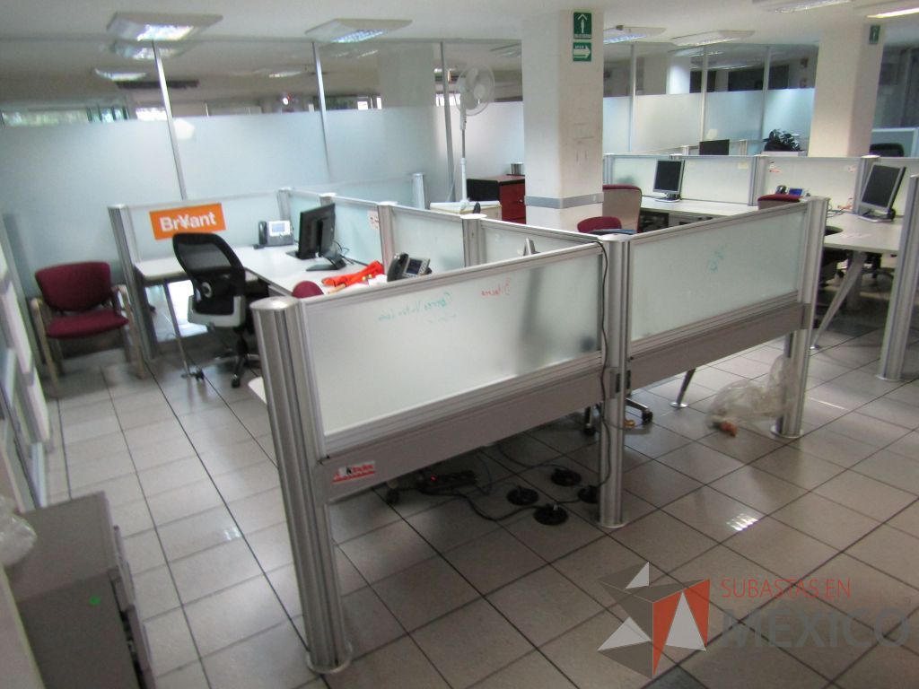 Lote 089 - Estación de trabajo para 4 personas con mampara de vidrio y 4 archiveros de 3 cajones - Imagen 6