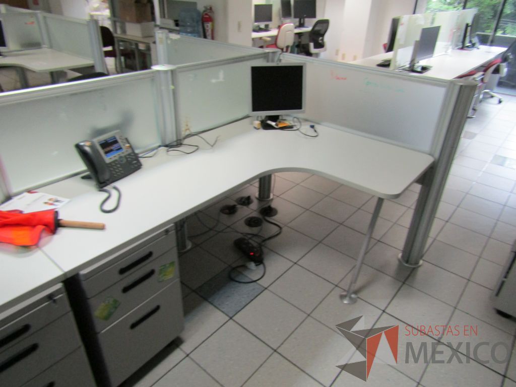 Lote 089 - Estación de trabajo para 4 personas con mampara de vidrio y 4 archiveros de 3 cajones - Imagen 7