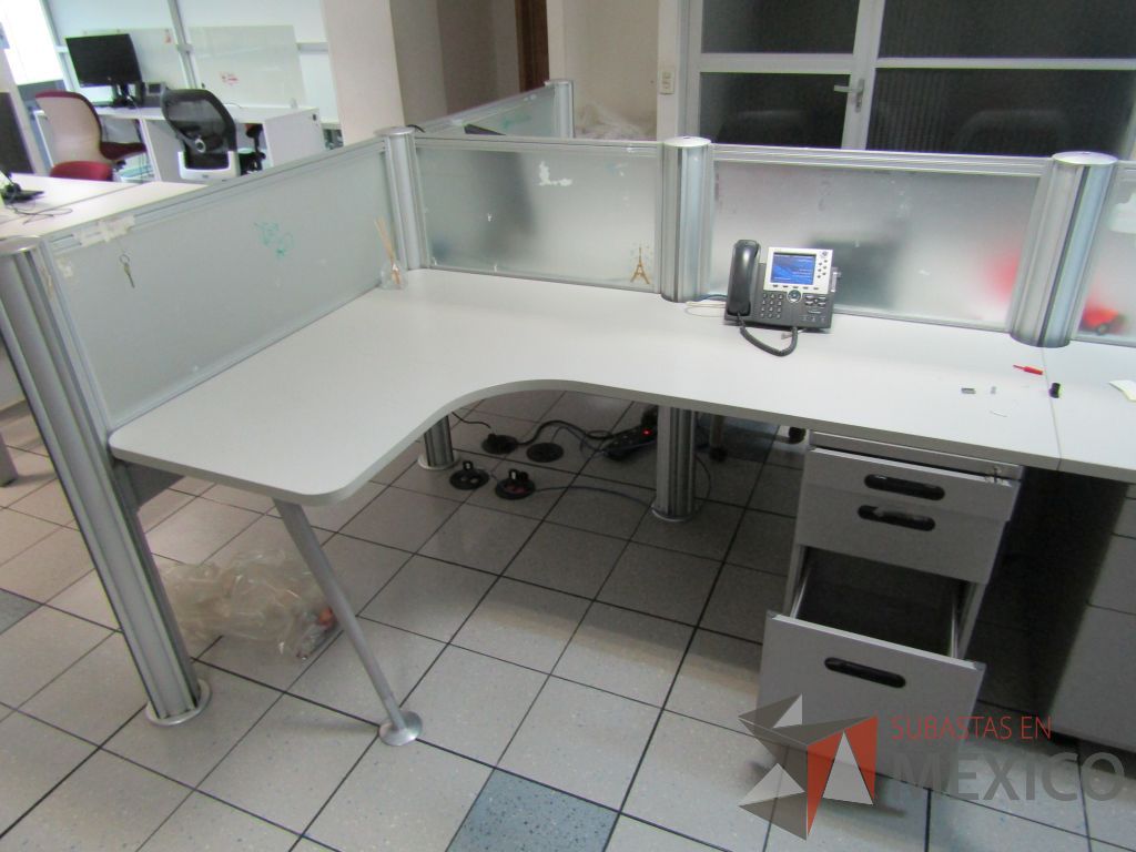 Lote 089 - Estación de trabajo para 4 personas con mampara de vidrio y 4 archiveros de 3 cajones