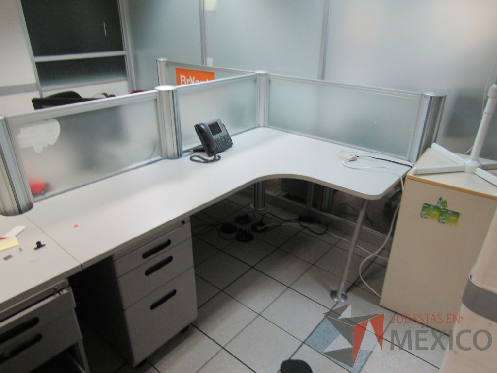 Lote 089 - Estación de trabajo para 4 personas con mampara de vidrio y 4 archiveros de 3 cajones - Imagen 4