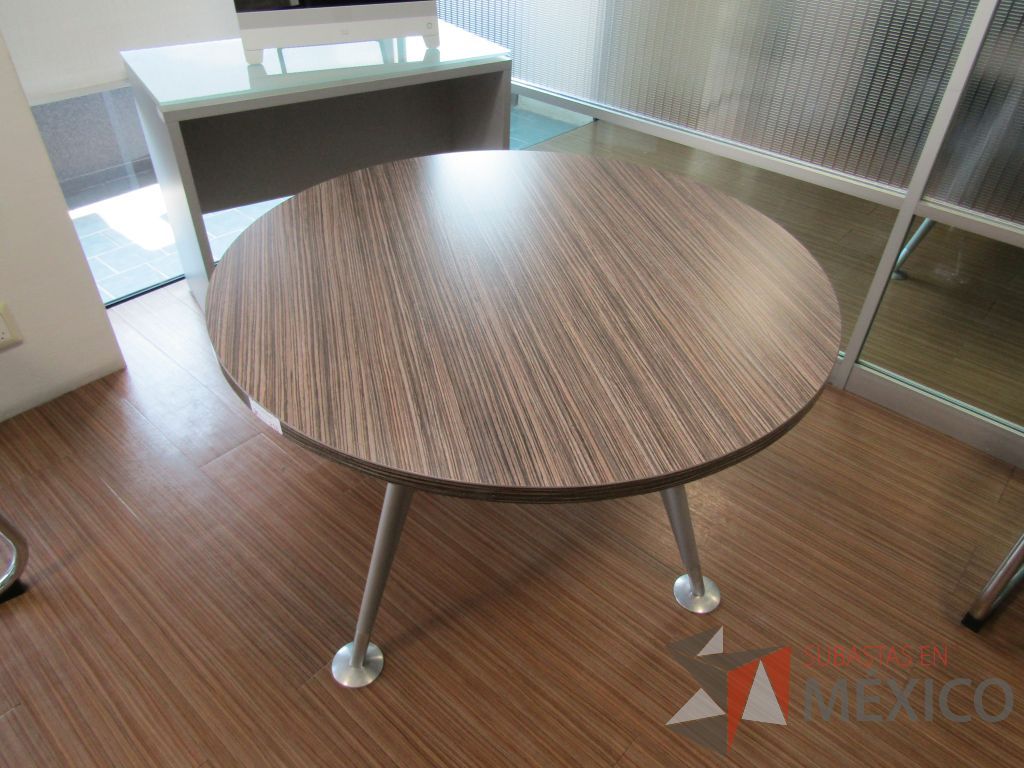 Lote 403 - Mesa circular patas metálicas y cubierta color madera - Imagen 2