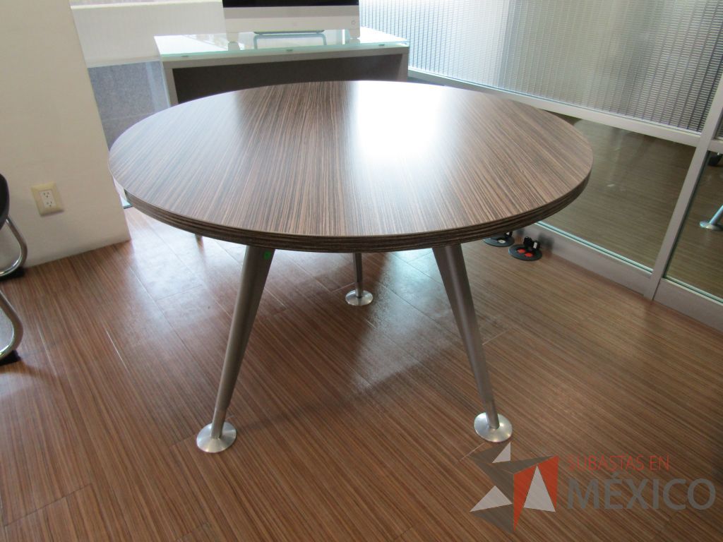 Lote 403 - Mesa circular patas metálicas y cubierta color madera