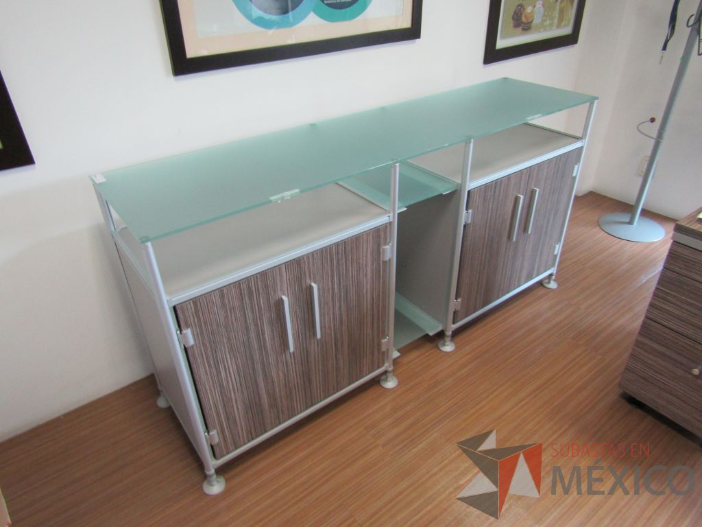 Lote 406 - Credenza con 4 puertas y 2 entrepaños con cubierta de cristal - Imagen 4