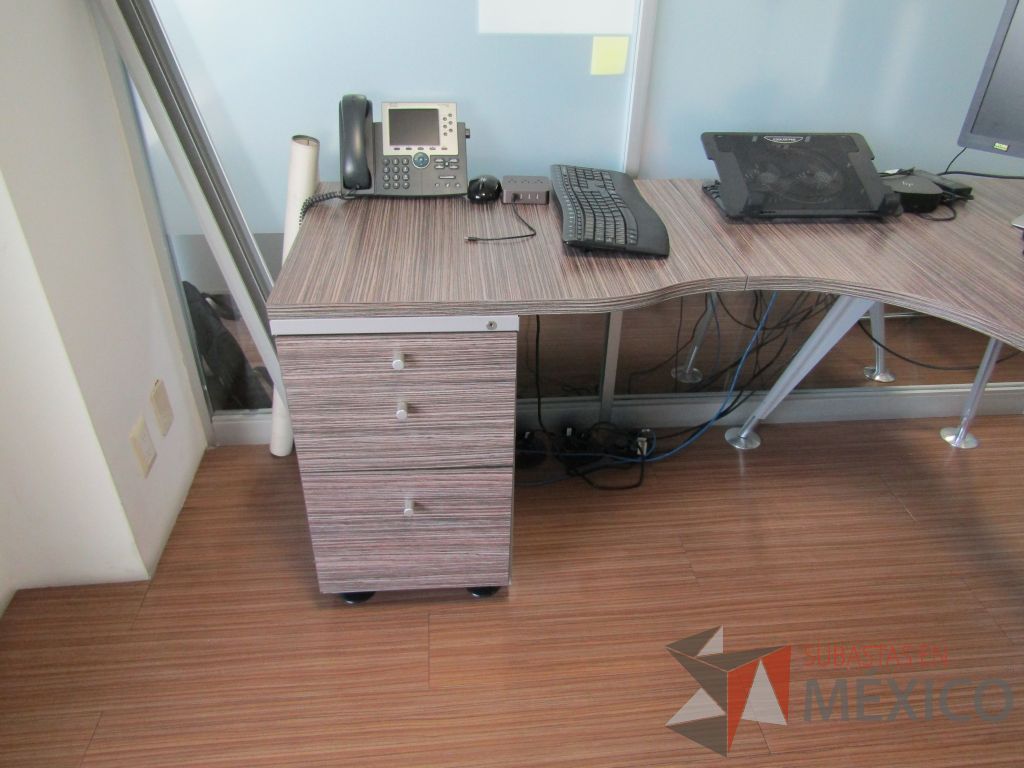 Lote 408 - Escritorio en escuadra con archivero de 3 cajones - Imagen 9