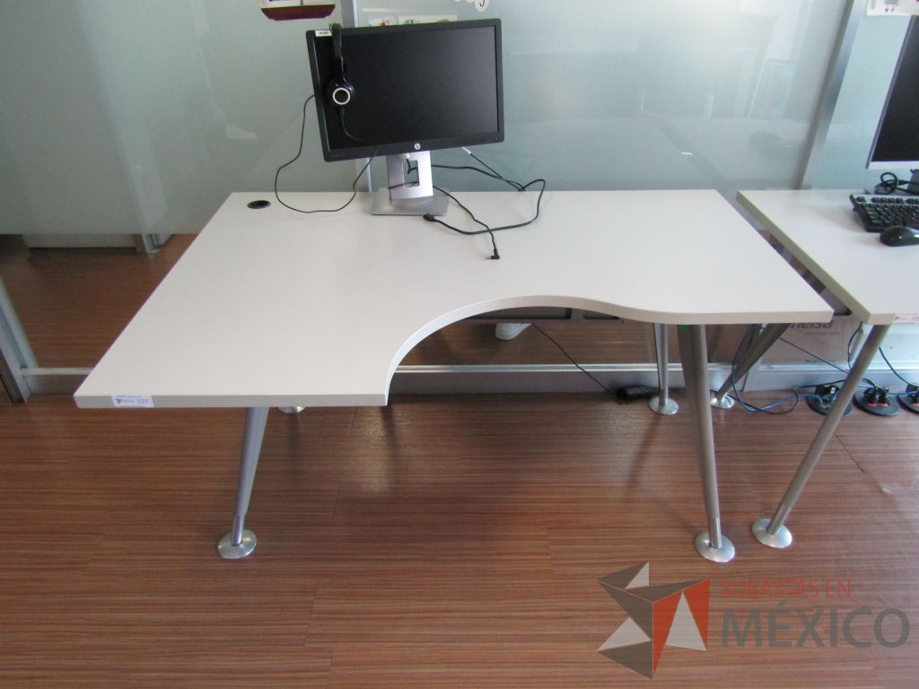 Lote 412 - Escritorio con patas metálicas y cubierta con orificio para cable - Imagen 4