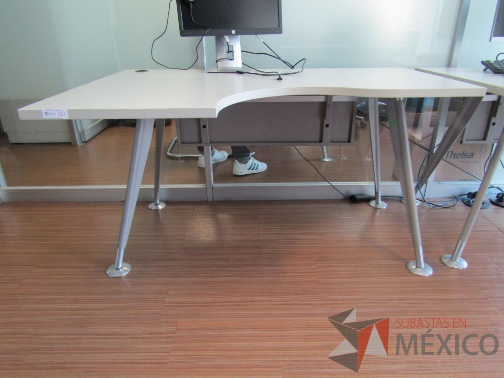 Lote 412 - Escritorio con patas metálicas y cubierta con orificio para cable - Imagen 2