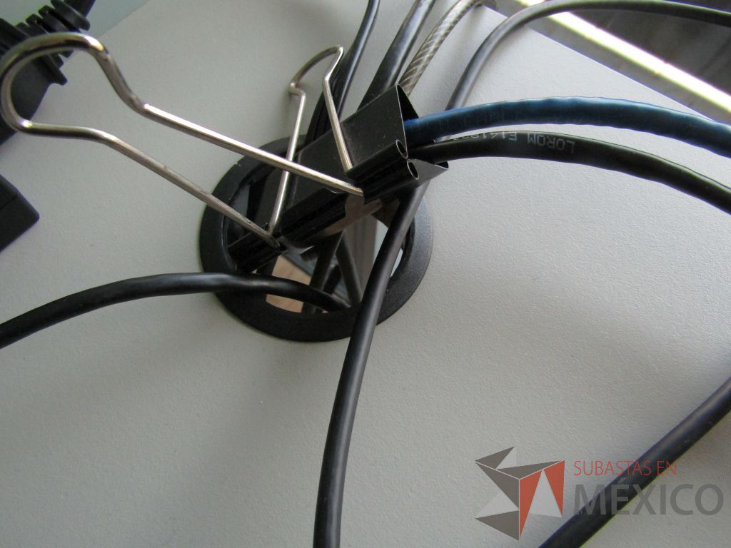 Lote 413 - Escritorio con patas metálicas y cubierta con orificio para cable - Imagen 4