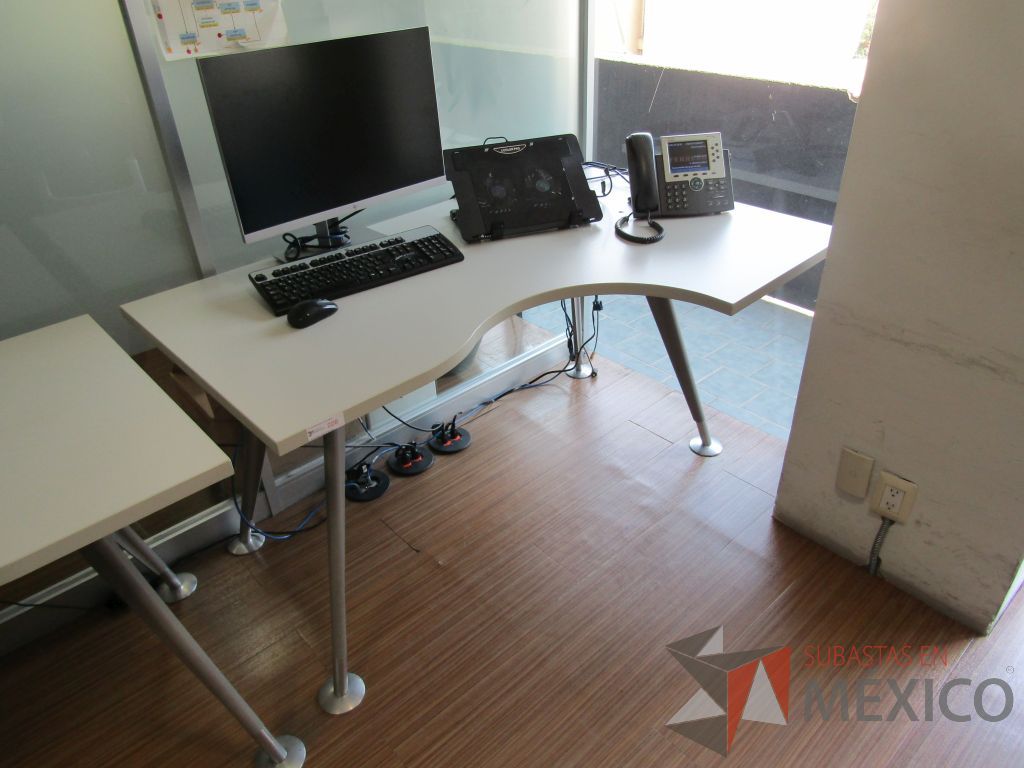 Lote 413 - Escritorio con patas metálicas y cubierta con orificio para cable - Imagen 2