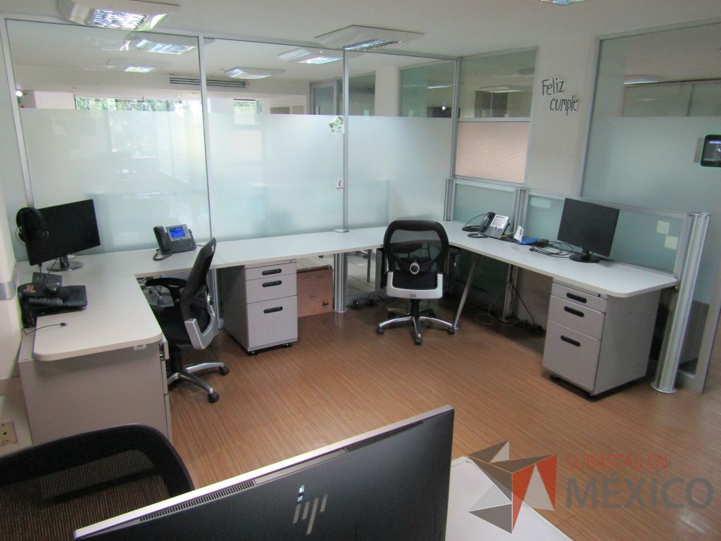 Lote 095 - Estación de trabajo para 8 personas con mampara de vidrio y 8 archiveros - Imagen 19